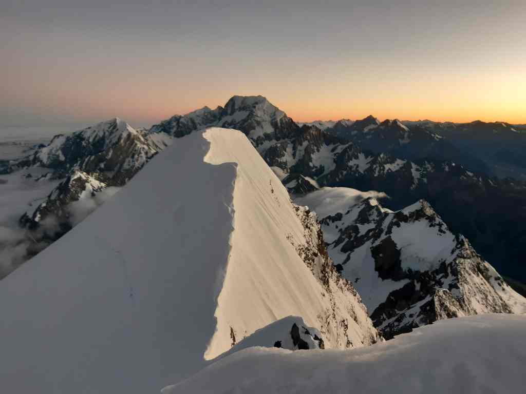 What is the season for climbing Aoraki / Mount Cook?