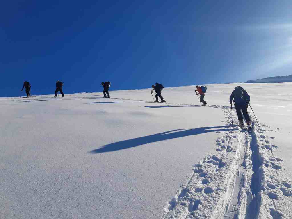 Why a Wānaka Mountain Guides Avalanche Course?